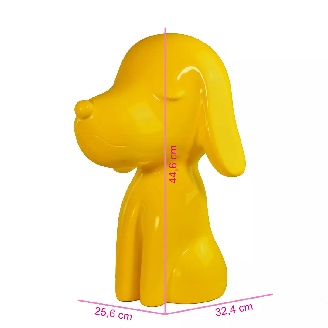 Statua gialla a forma di cane, con occhi naso e bocca. Altezza profondità e larghezza. Sfondo bianco