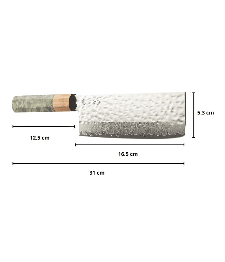 Coltello Nakiri con scritta giapponese sulla lama con lavorazione Tsuchime. Dettaglio misure. Sfondo bianco.
