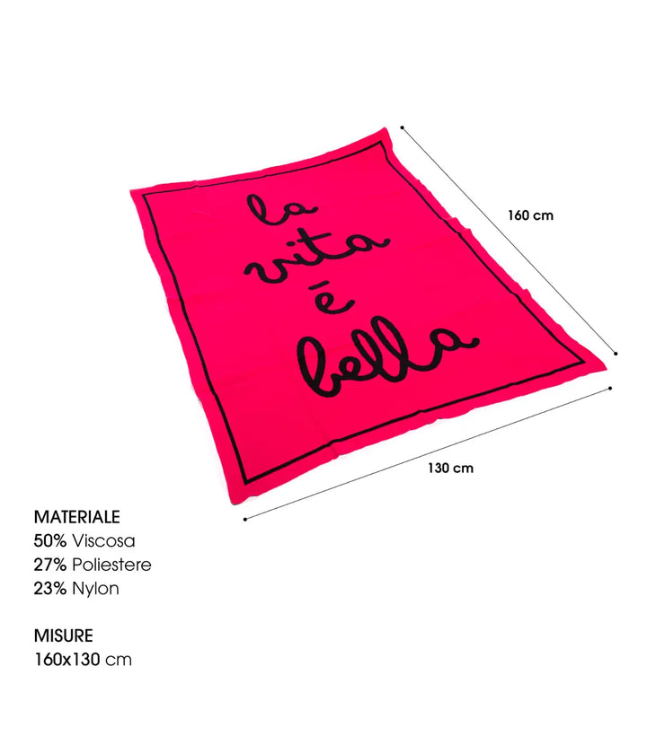 Plaid fuxia scritta nera la vita è bella. L 130 h 160. Leggenda con i materiali. Sfondo bianco