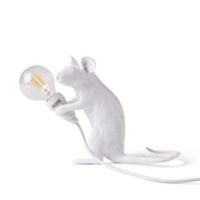 La lampada Mouse Mac di Seletti che rappresenta un simpatico topolino che tiene in mano una lampadina 