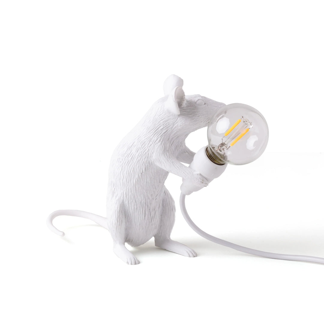 La lampada Mouse Mac di Seletti che rappresenta un simpatico topolino che tiene in mano una lampadina 