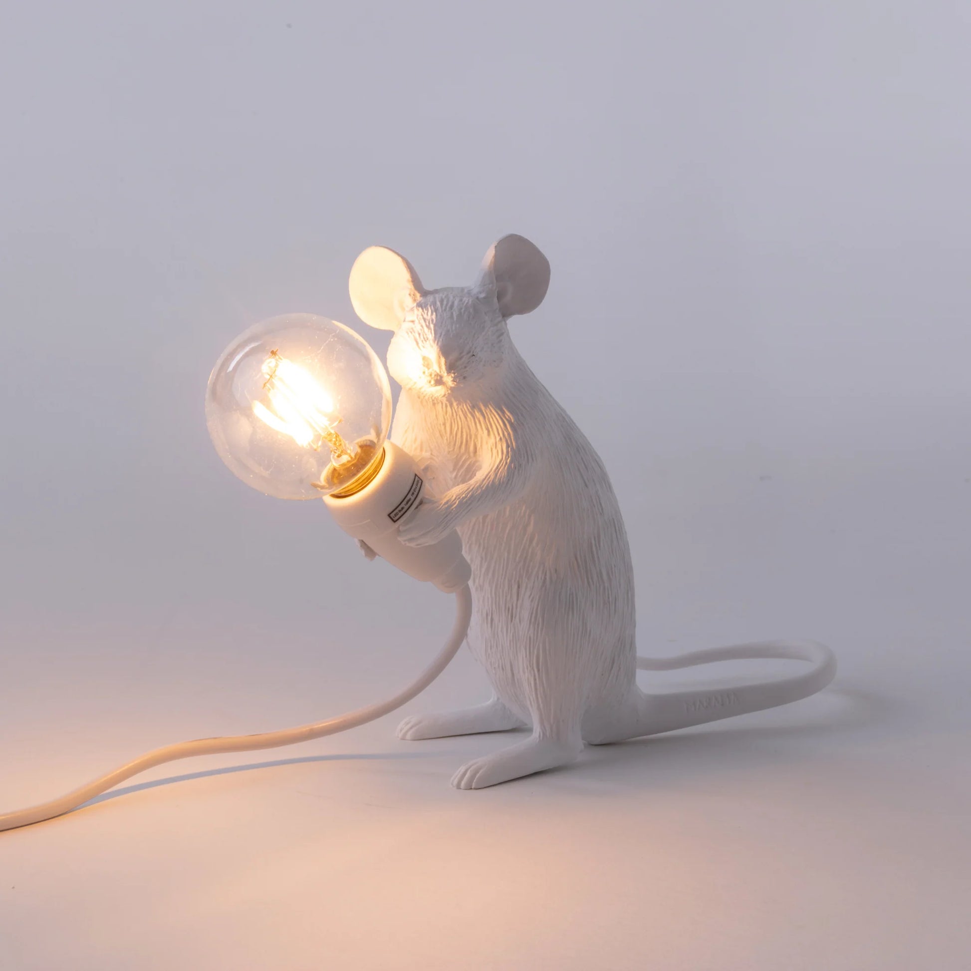 La lampada Mouse Mac di Seletti che rappresenta un simpatico topolino che tiene in mano una lampadina 