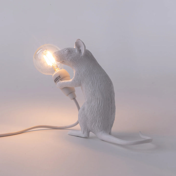 La lampada Mouse Mac di Seletti che rappresenta un simpatico topolino che tiene in mano una lampadina 