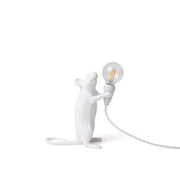Mouse Lamp Step di Seletti che raffigura un simpatico topolino che tiene in mano una lampadina