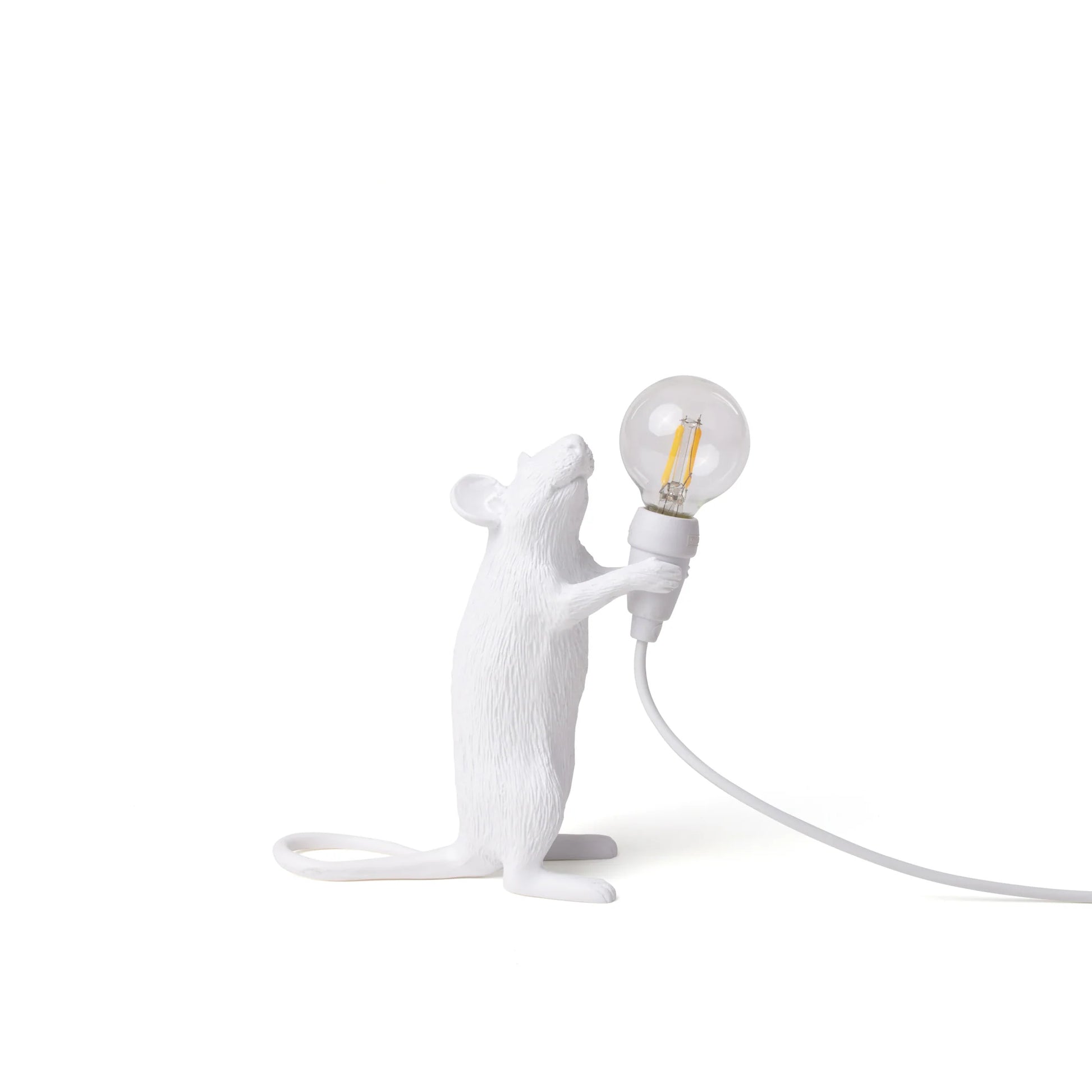 Mouse Lamp Step di Seletti che raffigura un simpatico topolino che tiene in mano una lampadina