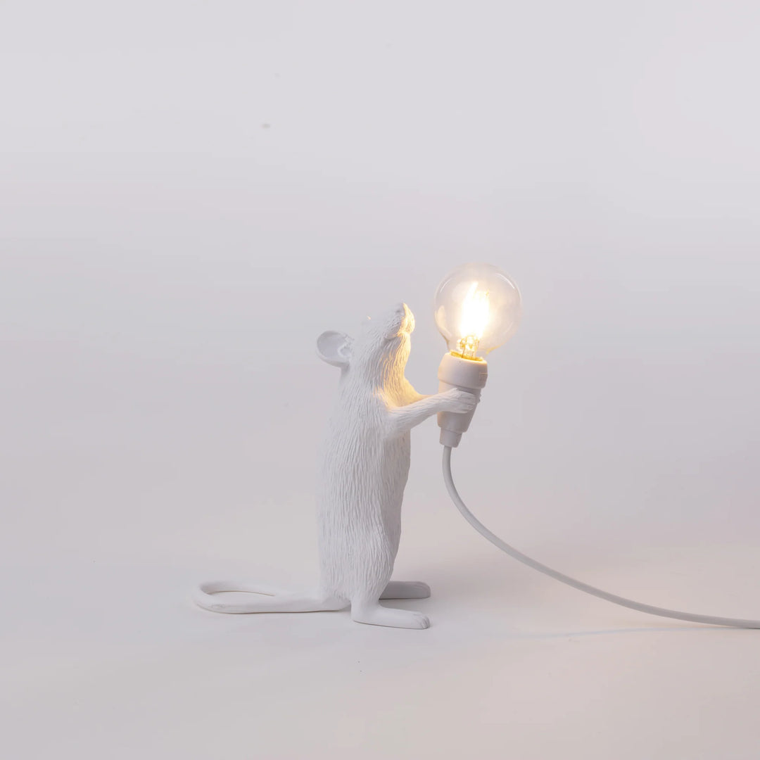 Mouse Lamp Step di Seletti che raffigura un simpatico topolino che tiene in mano una lampadina