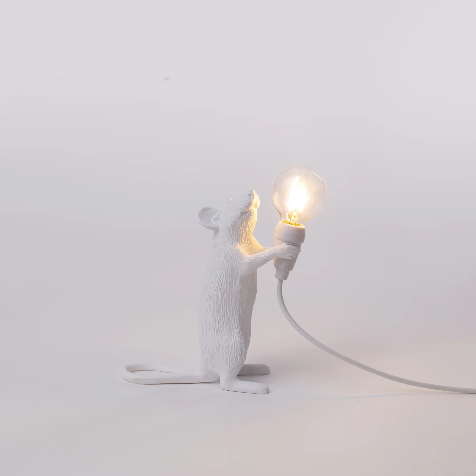 Mouse Lamp Step di Seletti che raffigura un simpatico topolino che tiene in mano una lampadina