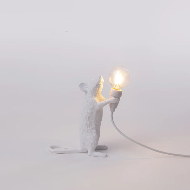 Mouse Lamp Step di Seletti che raffigura un simpatico topolino che tiene in mano una lampadina