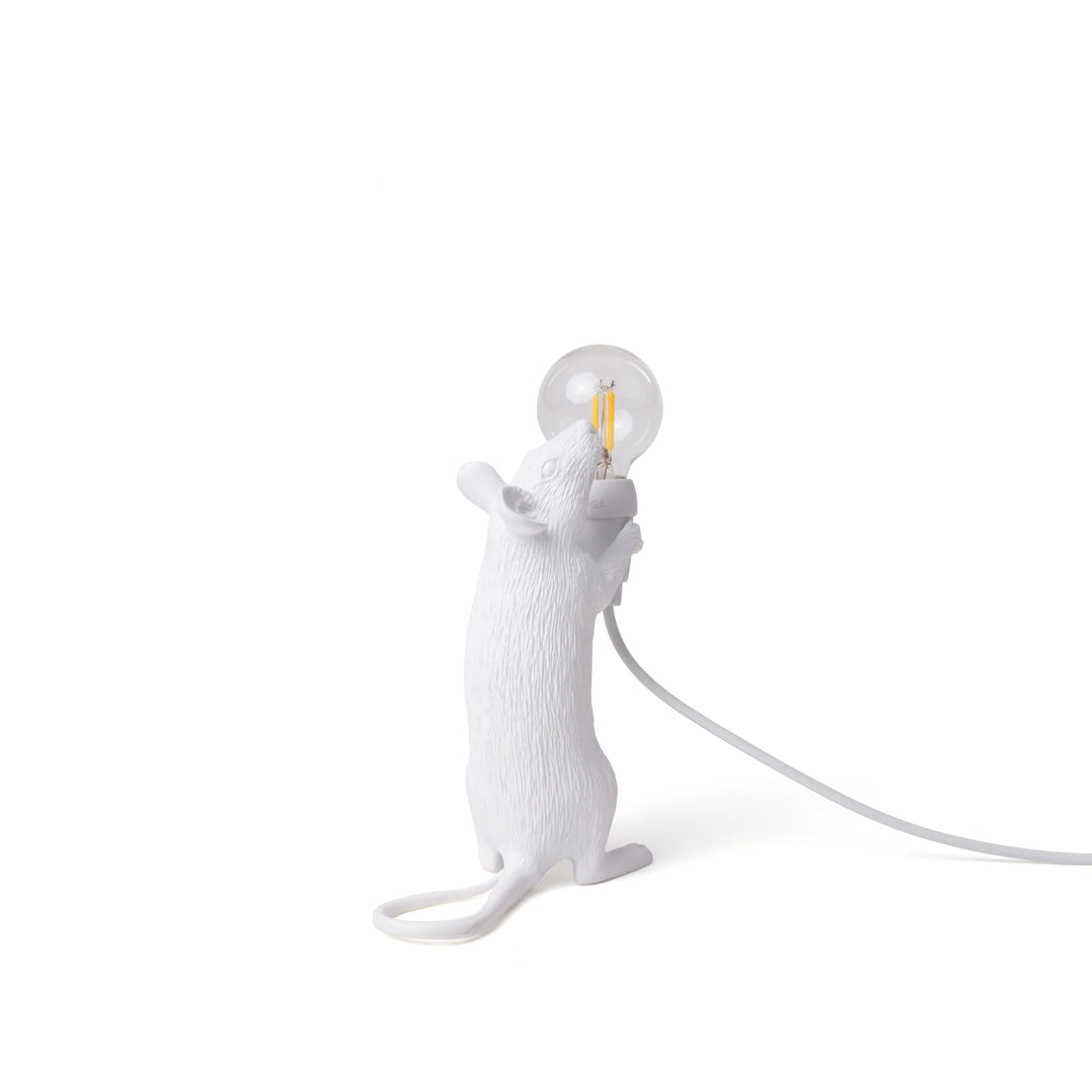 Mouse Lamp Step di Seletti che raffigura un simpatico topolino che tiene in mano una lampadina