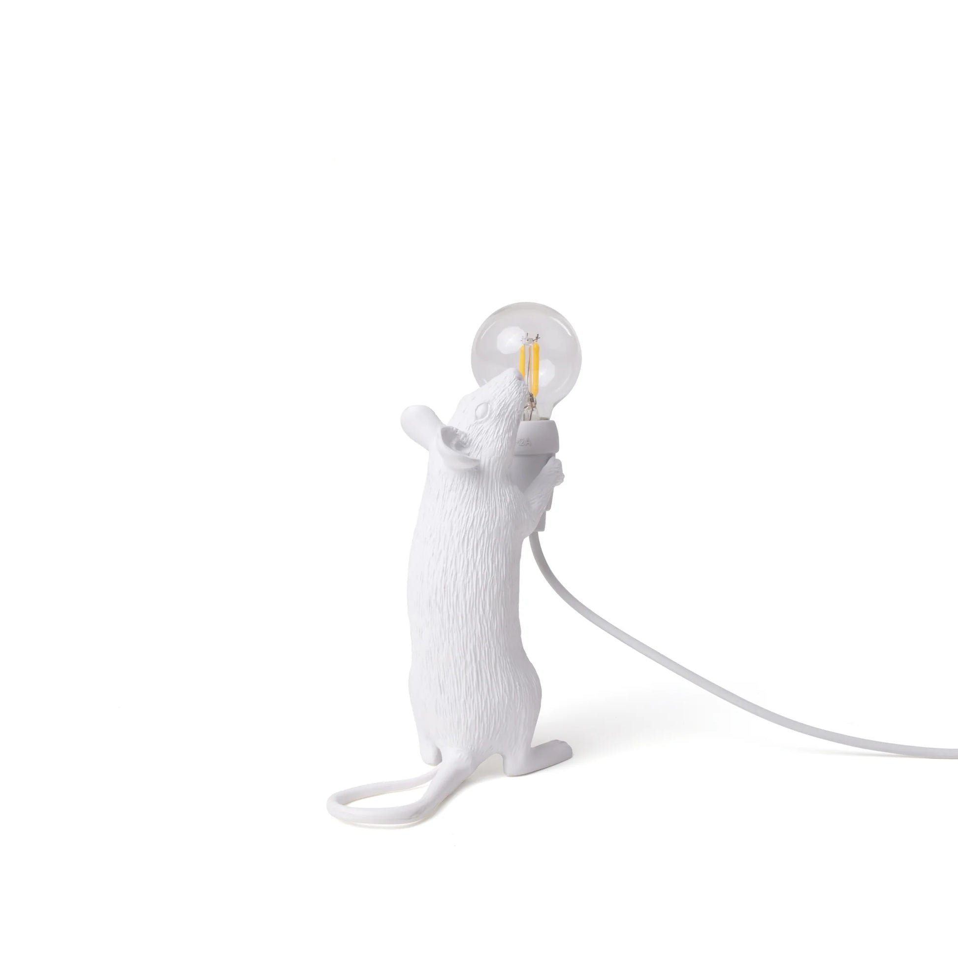 Mouse Lamp Step di Seletti che raffigura un simpatico topolino che tiene in mano una lampadina