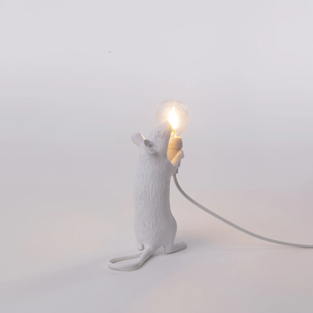 Mouse Lamp Step di Seletti che raffigura un simpatico topolino che tiene in mano una lampadina