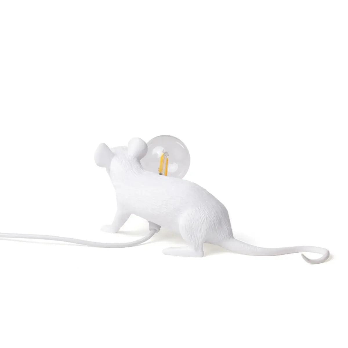 Lampada in resina bianca a forma di topo che tiene in mano una lampadina. Sfondo bianco 