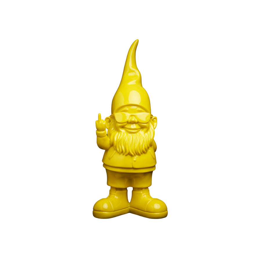 Un Nano giallo lucido con occhiali da sole e dito medio alzato, vestito con cappello. Sfondo bianco 