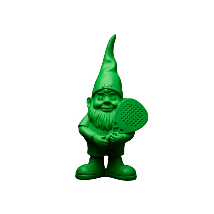 Nano verde con racchetta da padel. Immagine su sfondo bianco
