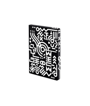 Notebook con disegni bianchi futuristici. Copertina nera. Immagine su sfondo bianco.