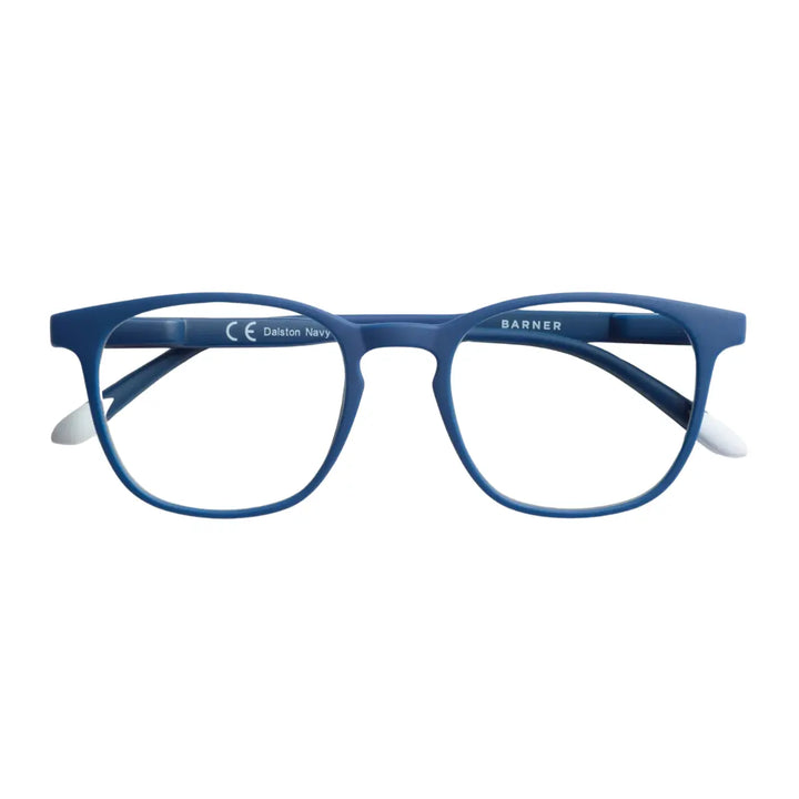 Occhiale da lettura chiuso finitura blu Navy opaca. Finale asta e scritte bianche. Sfondo bianco
