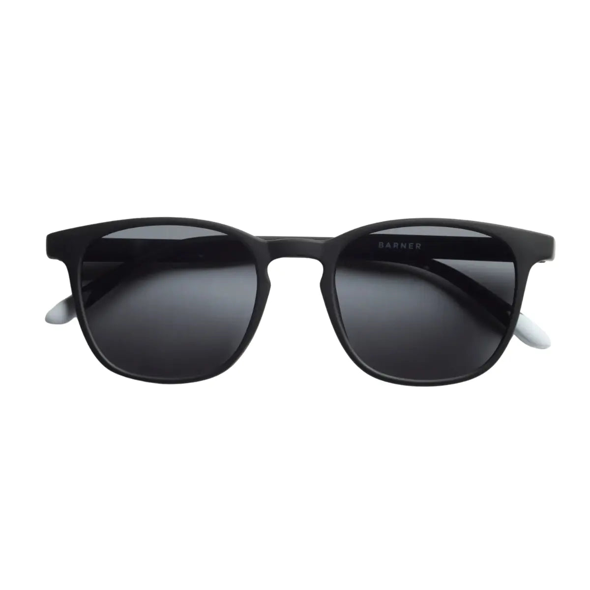 Occhiale da sole finitura nero opaco, lente scura. Immagine su sfondo bianco