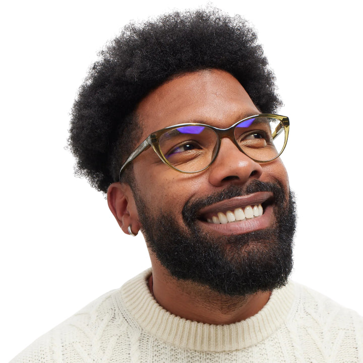 Uomo che indossa Occhiale da lettura protezione luci blu montatura verde lucida