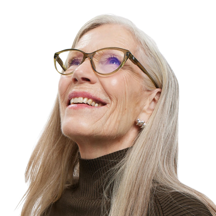 Donna che indossa Occhiale da lettura protezione luci blu montatura verde lucida