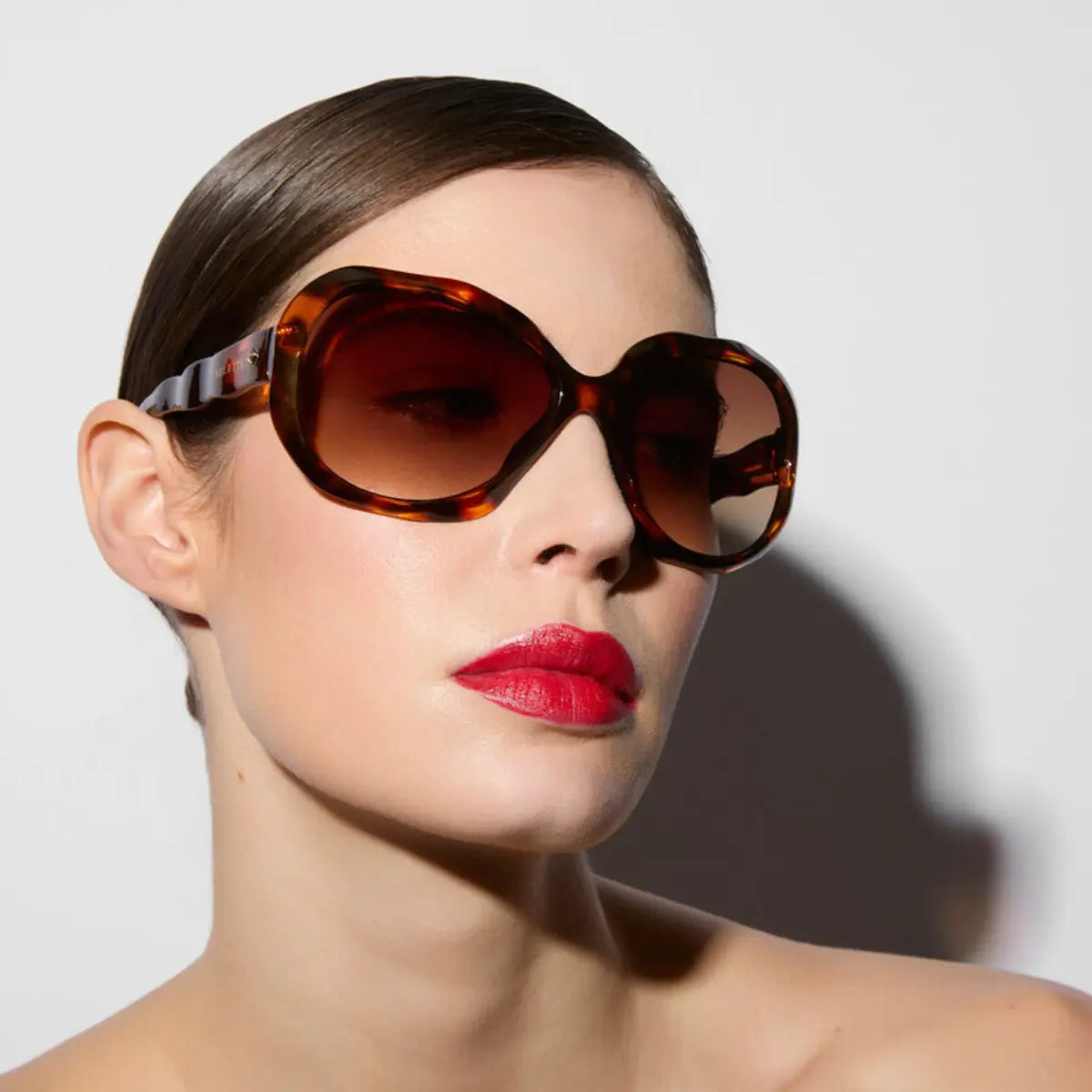 Modella che indossa gli occhiali della collaborazione Okkia x Seletti nel modello California Havana 