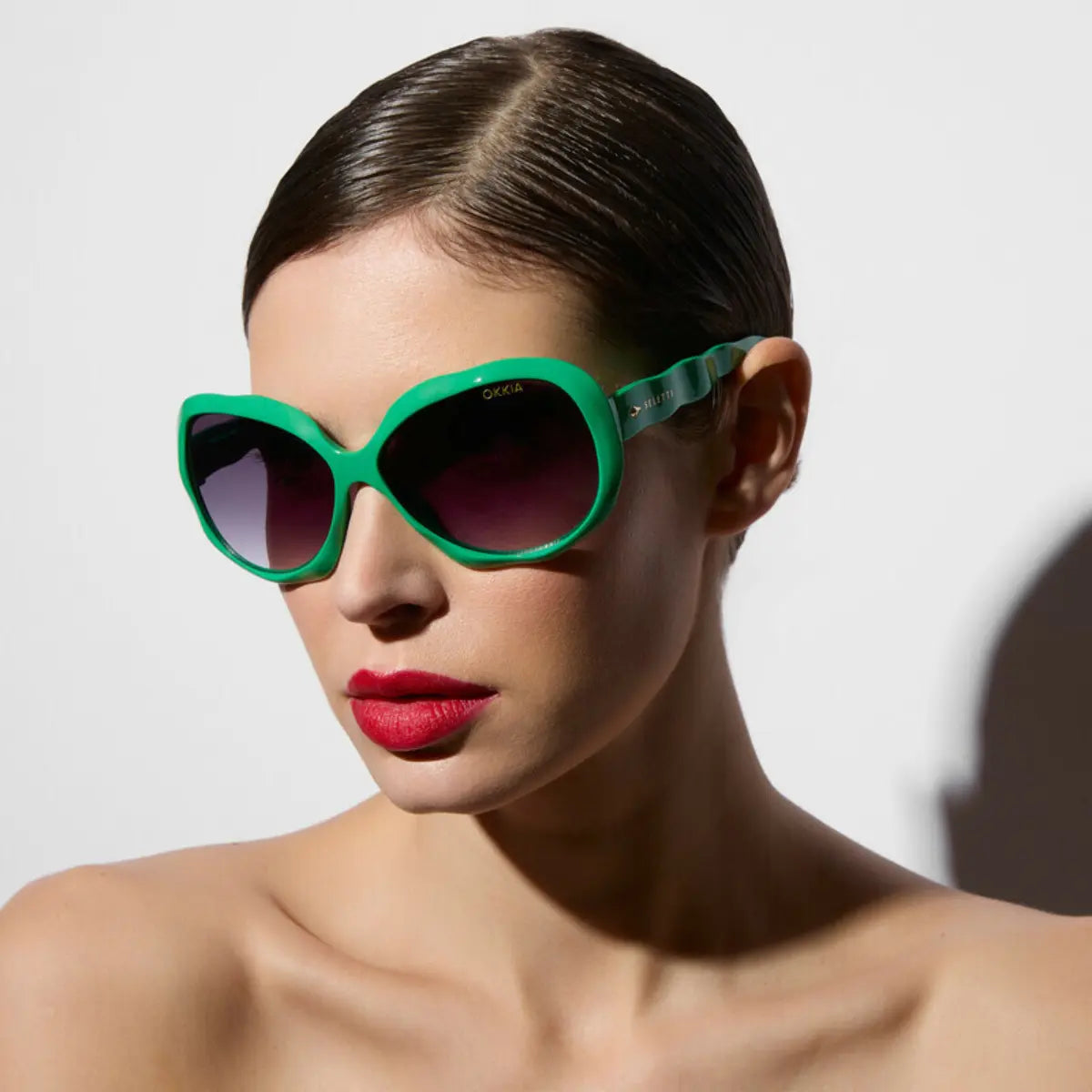 Modella che indossa gli occhiali della collaborazione Okkia x Seletti nel modello California verdi