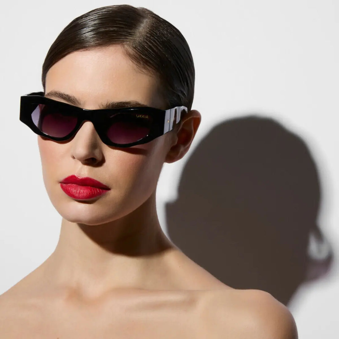 Modella che indossa gli occhiali da sole della collaborazione Okkia X Seletti nel modello Colorado Nero