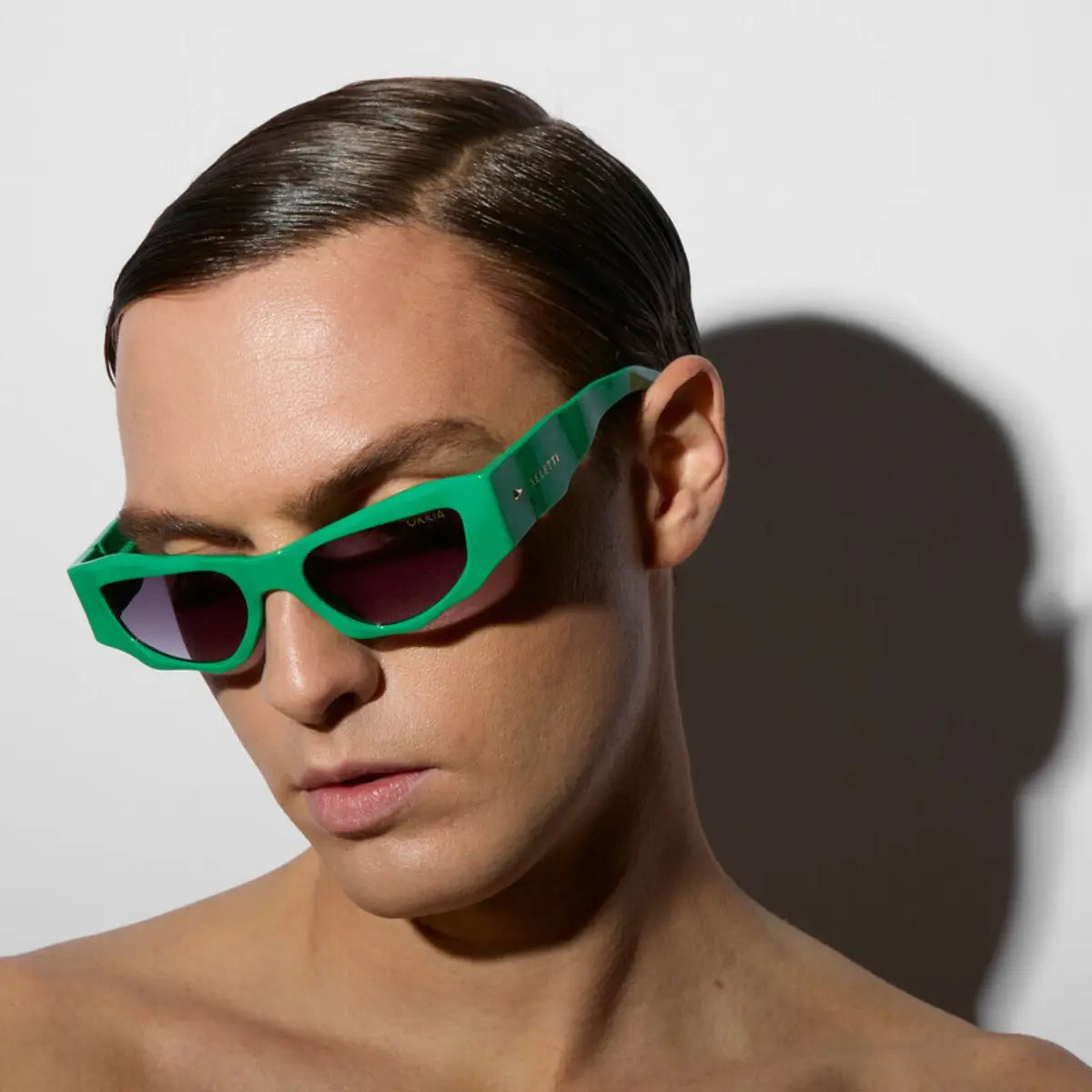 Modello che indossa gli occhiali da sole della collaborazione Okkia X Seletti nel modello Colorado Verde