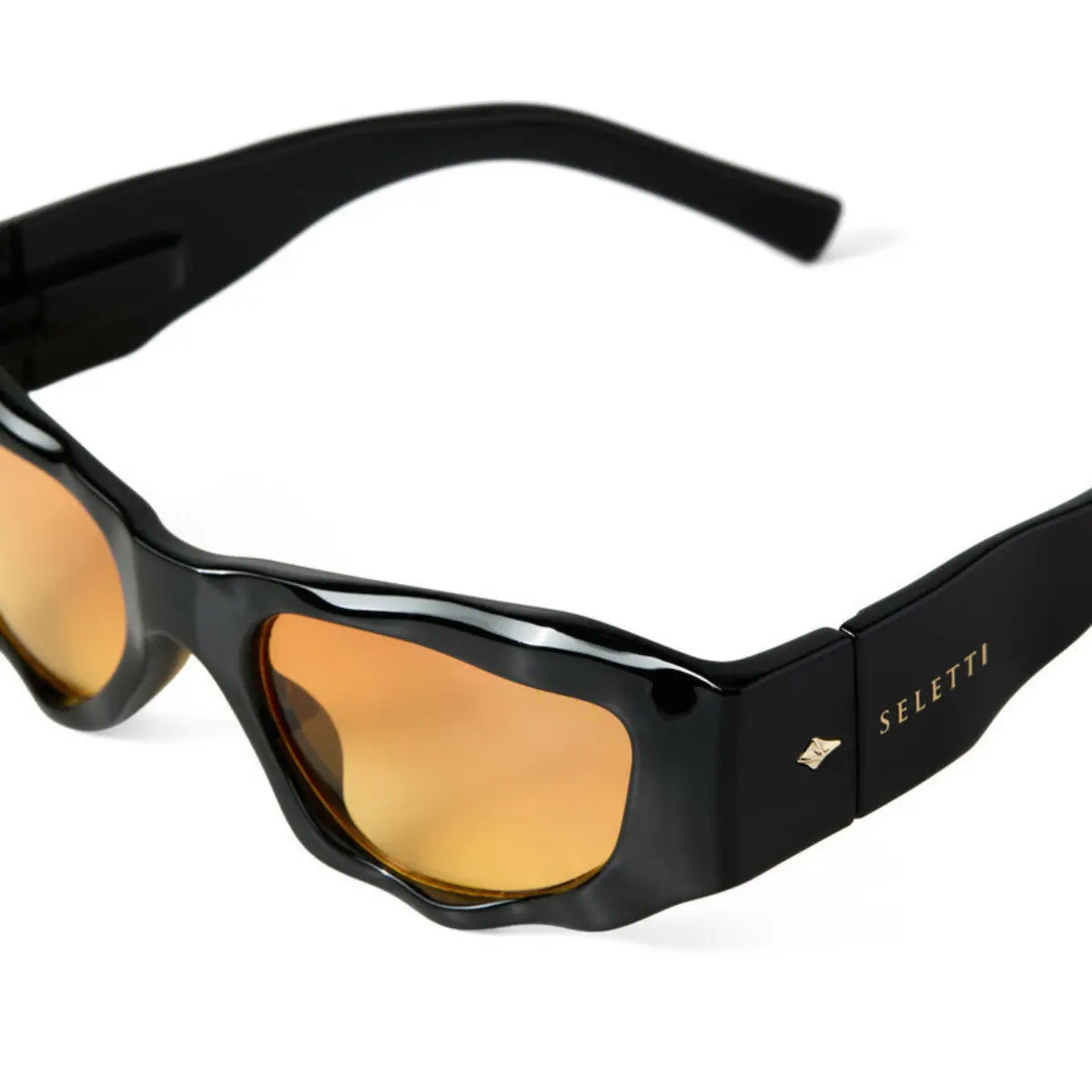 Dettaglio degli occhiali da sole della collaborazione Okkia X Seletti nel modello Colorado Nero con lenti gialle