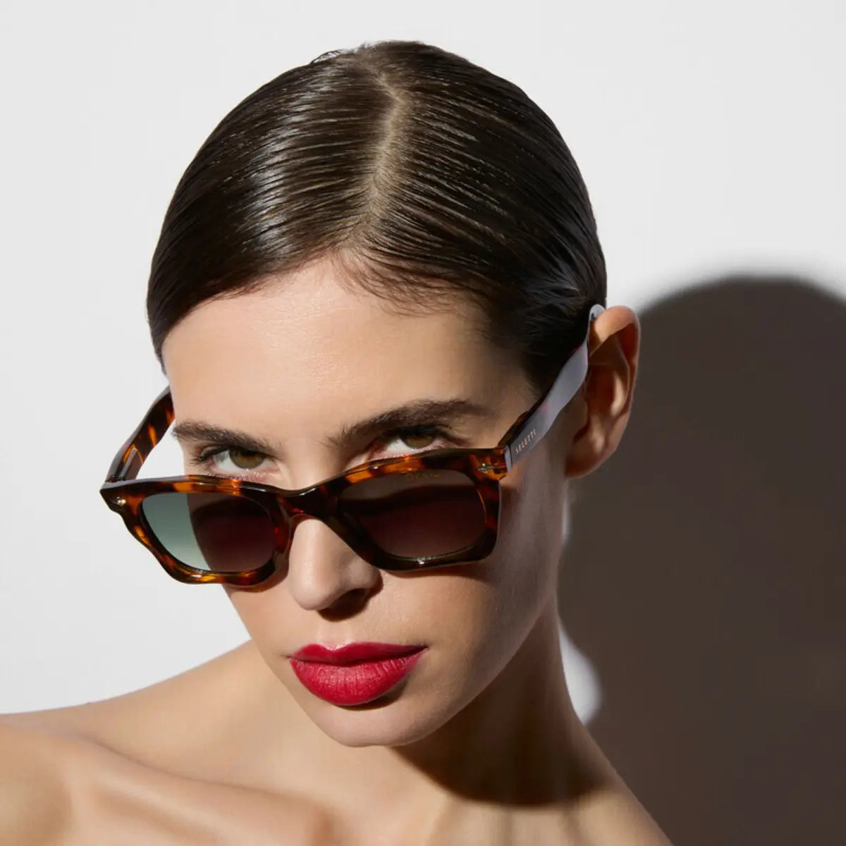 Modella che indossa gli occhiali della collaborazione Okkia x Seletti nel modello Dakota Havana con lenti verdi