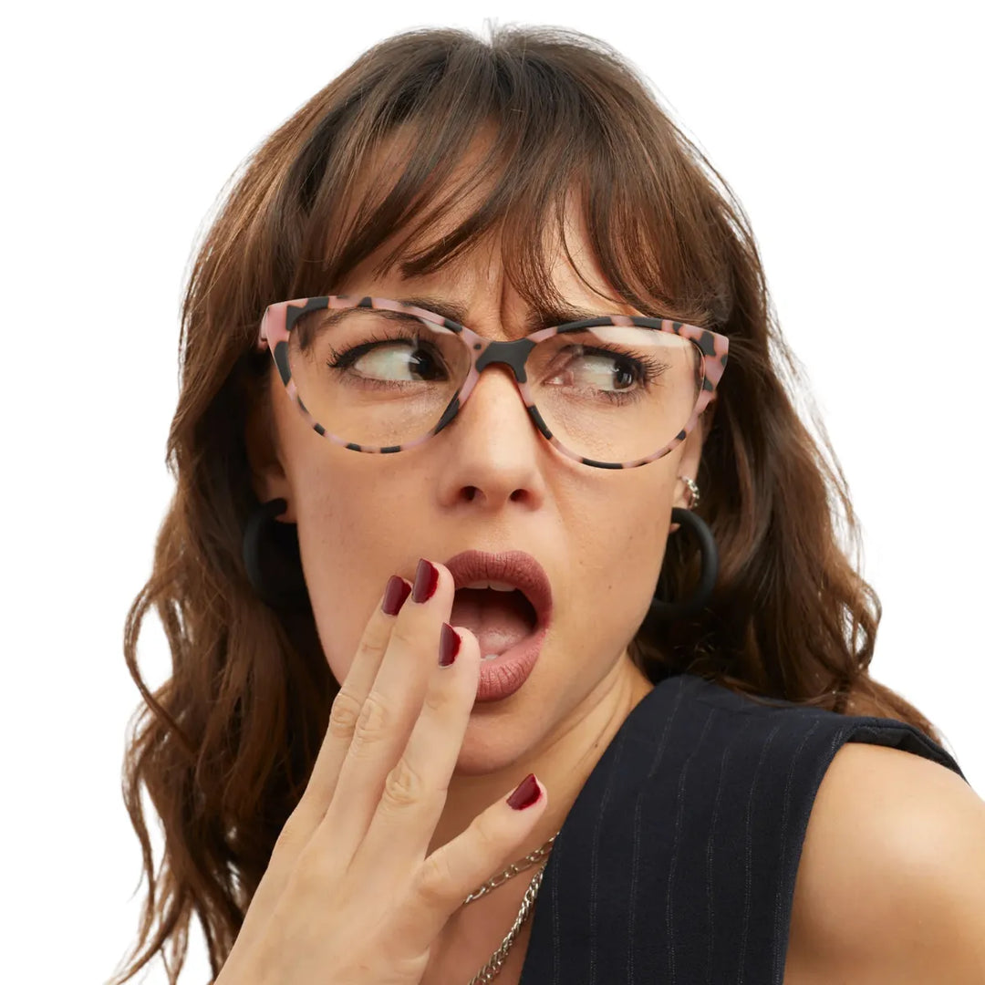 Donna che indossa occhiale da lettura  protezione luci blu montatura rosa tortoise opaca.