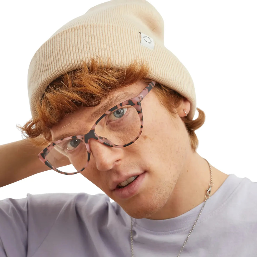 Uomo che indossa occhiale da lettura  protezione luci blu montatura rosa tortoise opaca.