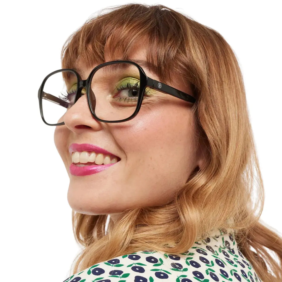 Donna che indossa occhiale da lettura protezione luci blu montatura nero lucido. 