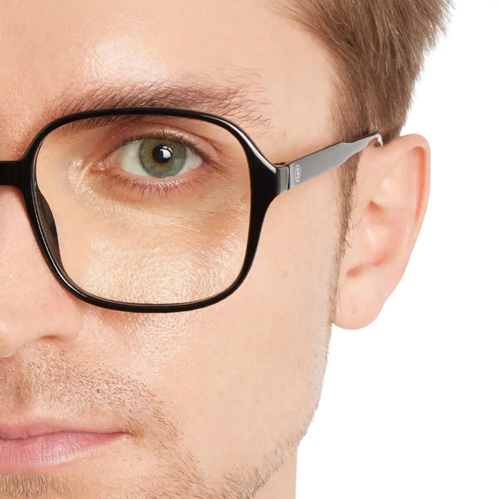 Uomo che indossa occhiale da lettura protezione luci blu montatura nero lucido.