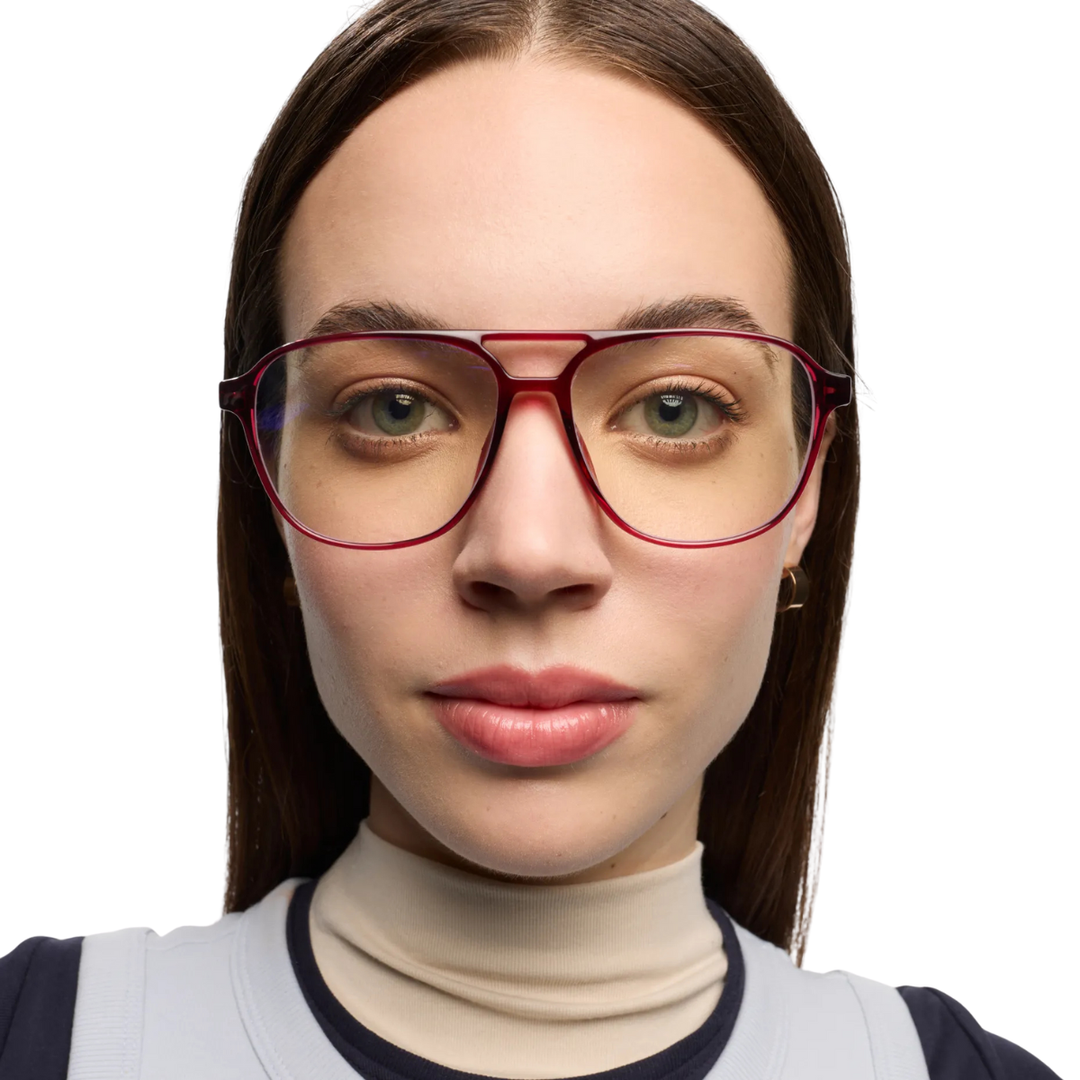 Donna che indossa Occhiale da lettura protezione luci blu montatura bordeaux lucida fine