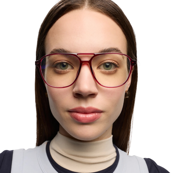 Donna che indossa Occhiale da lettura protezione luci blu montatura bordeaux lucida fine