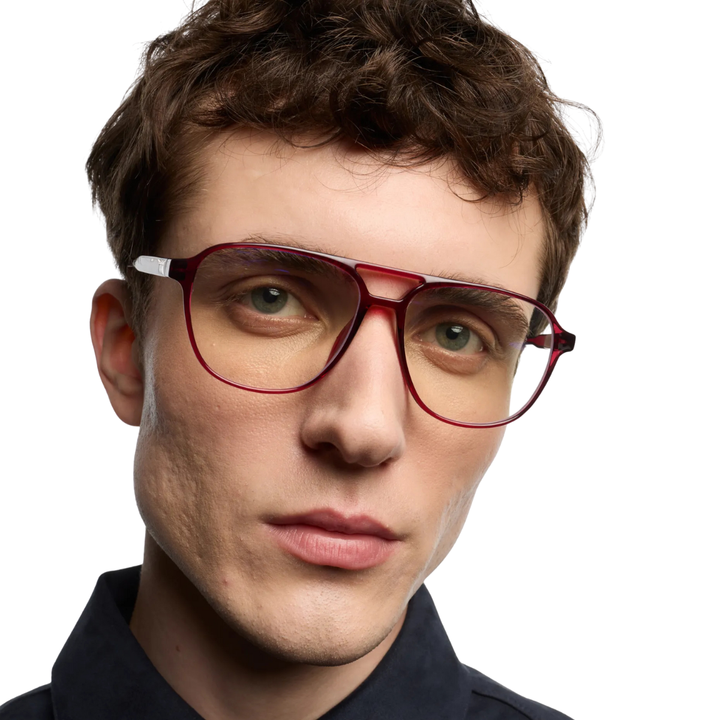 Uomo che indossa occhiale da lettura protezione luci blu montatura bordeaux lucida fine