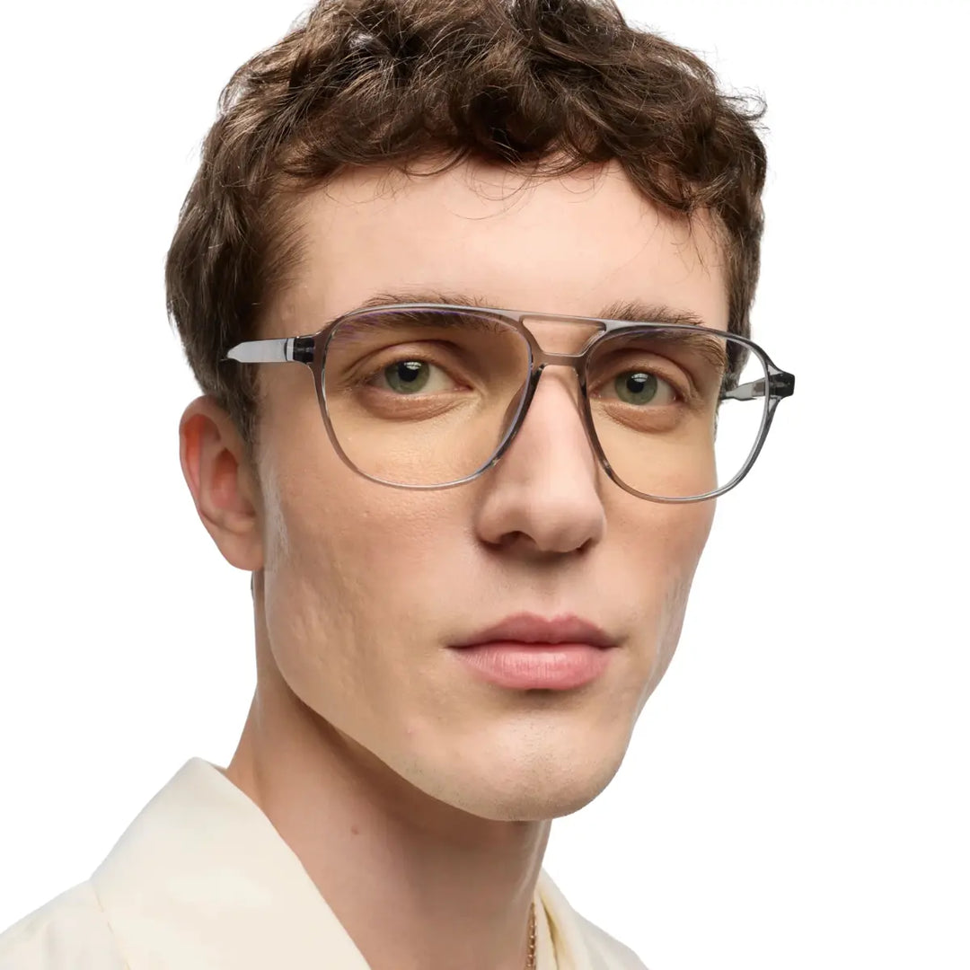 Uomo che indossa occhiale da lettura, lente graduata montatura trasparente lucida. Sfondo bianco