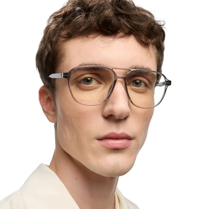 Uomo che indossa occhiale da lettura, lente graduata montatura trasparente lucida. Sfondo bianco