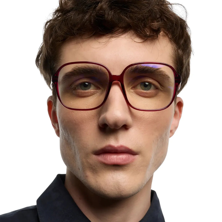 Uomo che indossa occhiale da lettura protezione luci blu montatura bordeaux lucida fine.