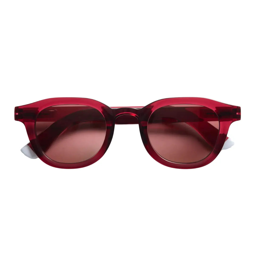 Occhiale da sole montatura bordeaux lucida con lente rosa. Sfondo bianco