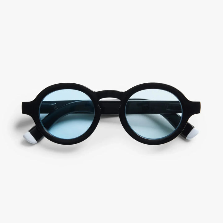 Occhiale da sole montatura nera lucida con lente azzurra. Sfondo bianco