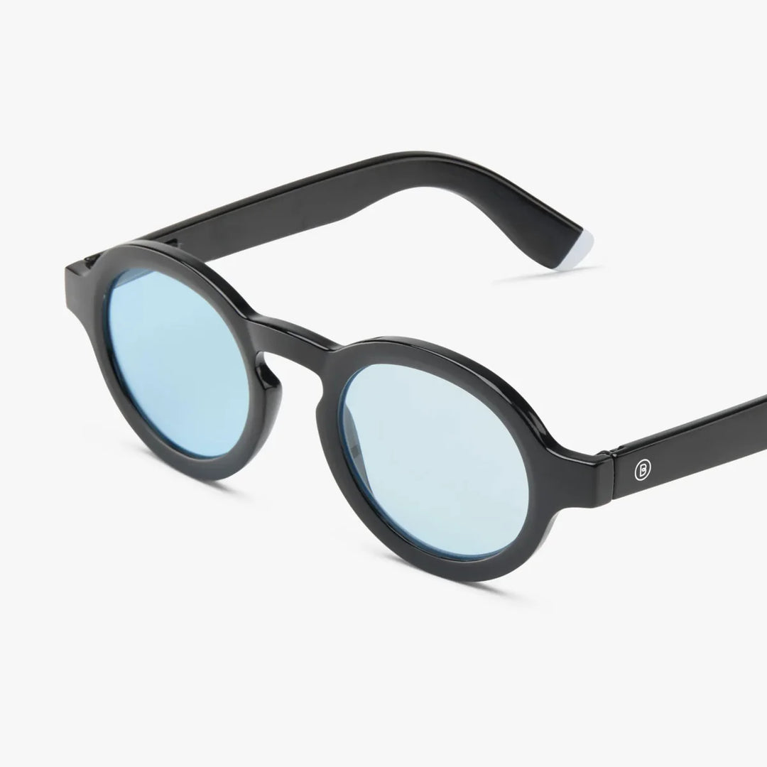 Occhiale da sole montatura nera lucida con lente azzurra. Marchio Barner. Sfondo bianco