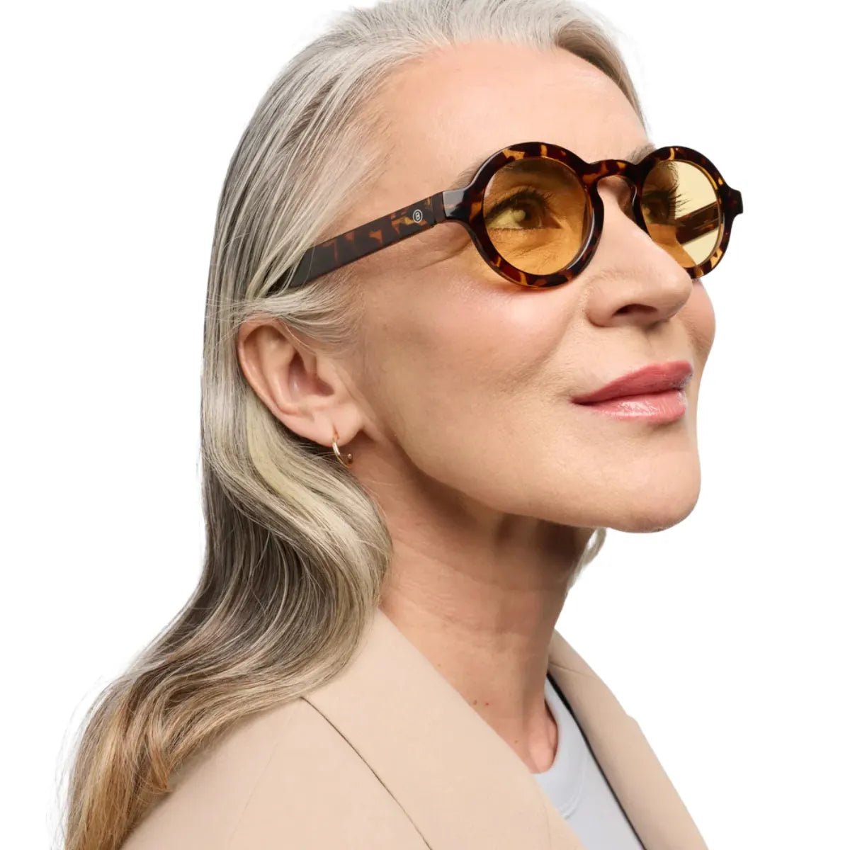 Donna che indossa occhiale da sole montatura tortoise con lente gialla. Sfondo bianco