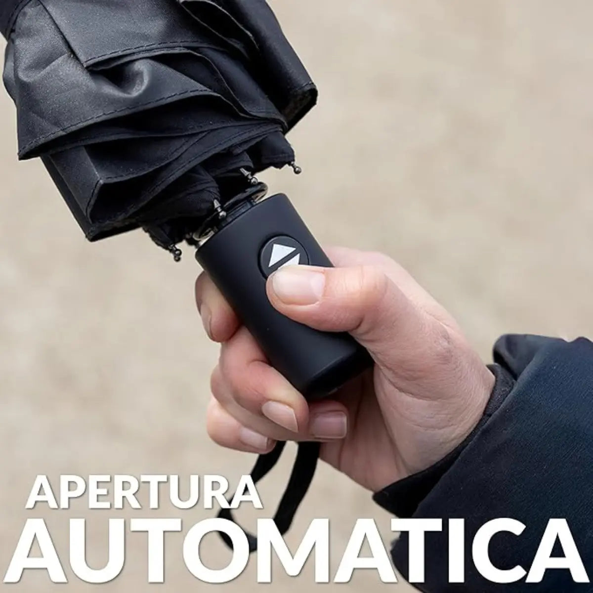 Mano che schiaccia il pulsante per aprire automaticamente l'ombrello nero. Scritta bianca apertura automatica