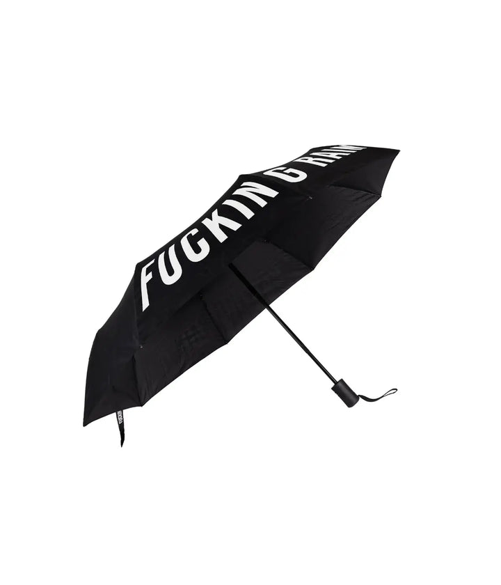 Ombrello tascabile nero con scritta bianca Fucking Rain. Immagine su sfondo bianco