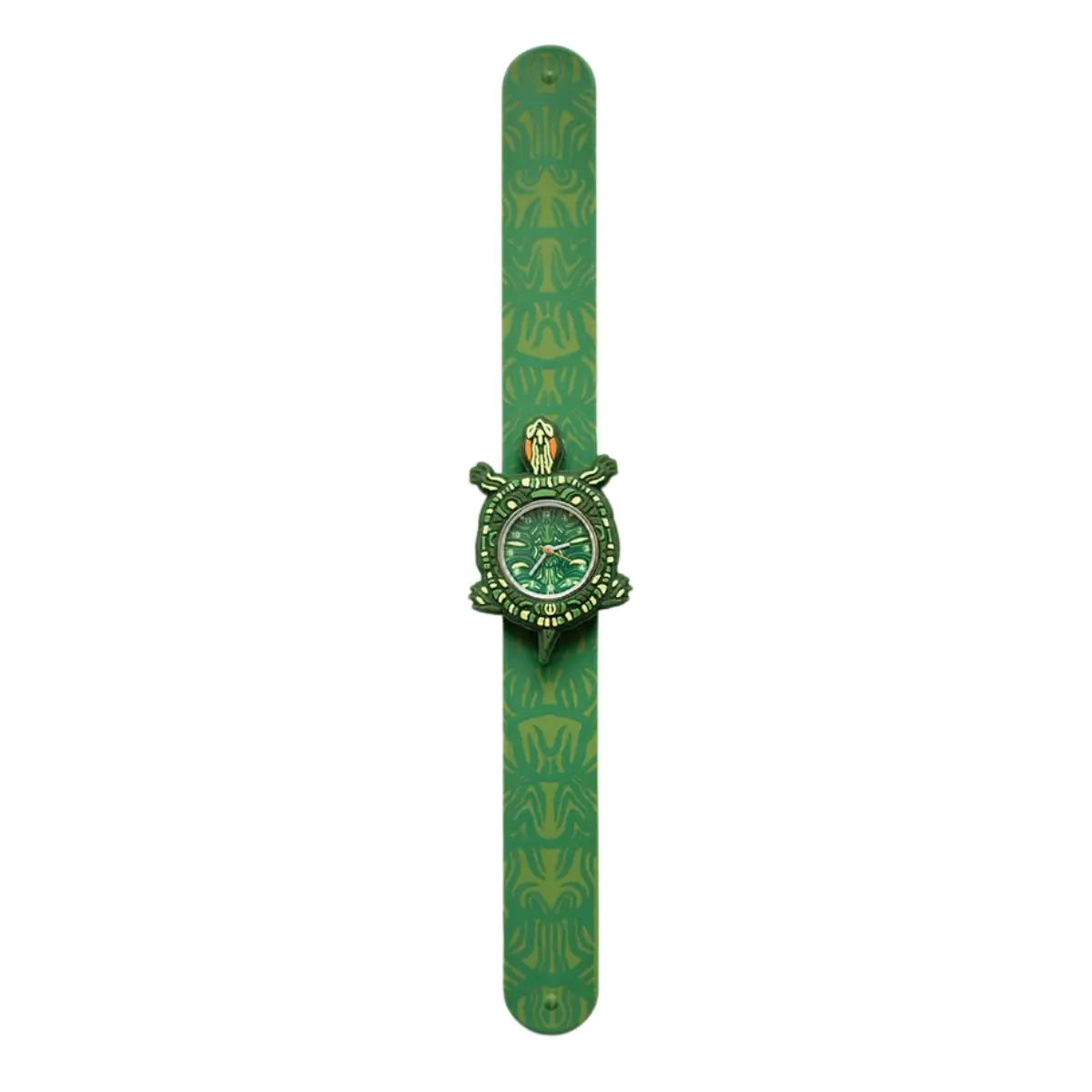 Orologio slap con tartaruga. Il cinturino presenta una fantasia verde che richiama il guscio della tartaruga. Sfondo bianco