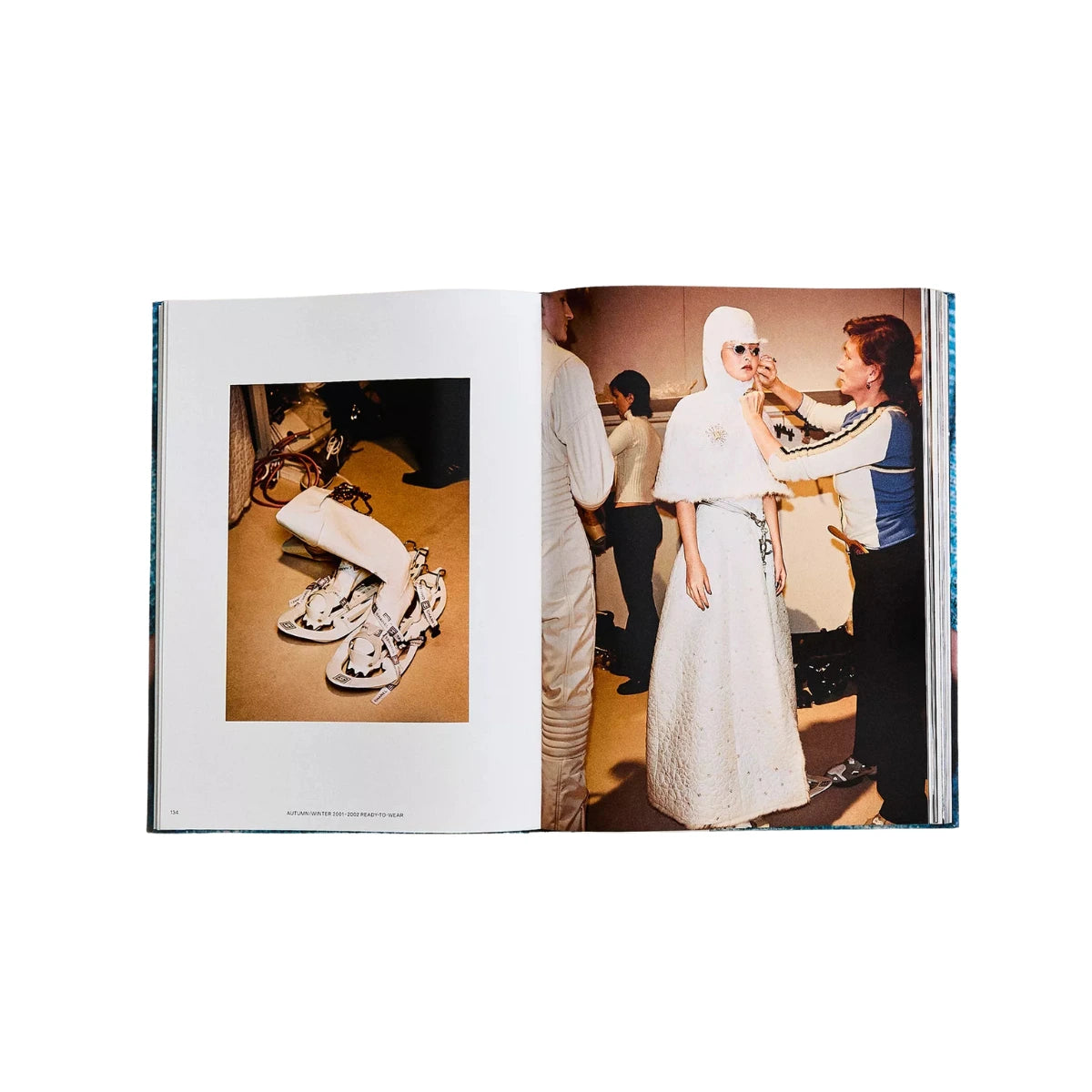 Due pagine con immagini in una delle scarpe e nell'altra una modella in abito bianco. Sfondo bianco