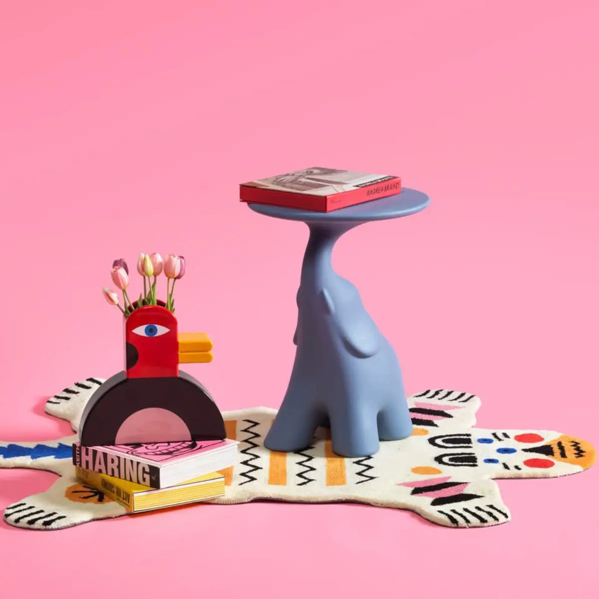 Tavolino a forma di elefante celeste con un libro sul piano