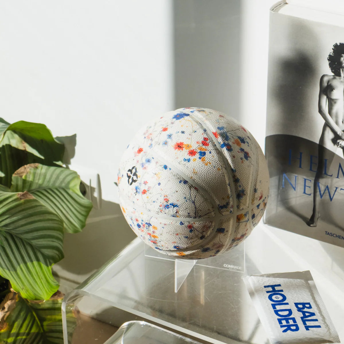 Palla da Basket Blossom posizionata su un mobile