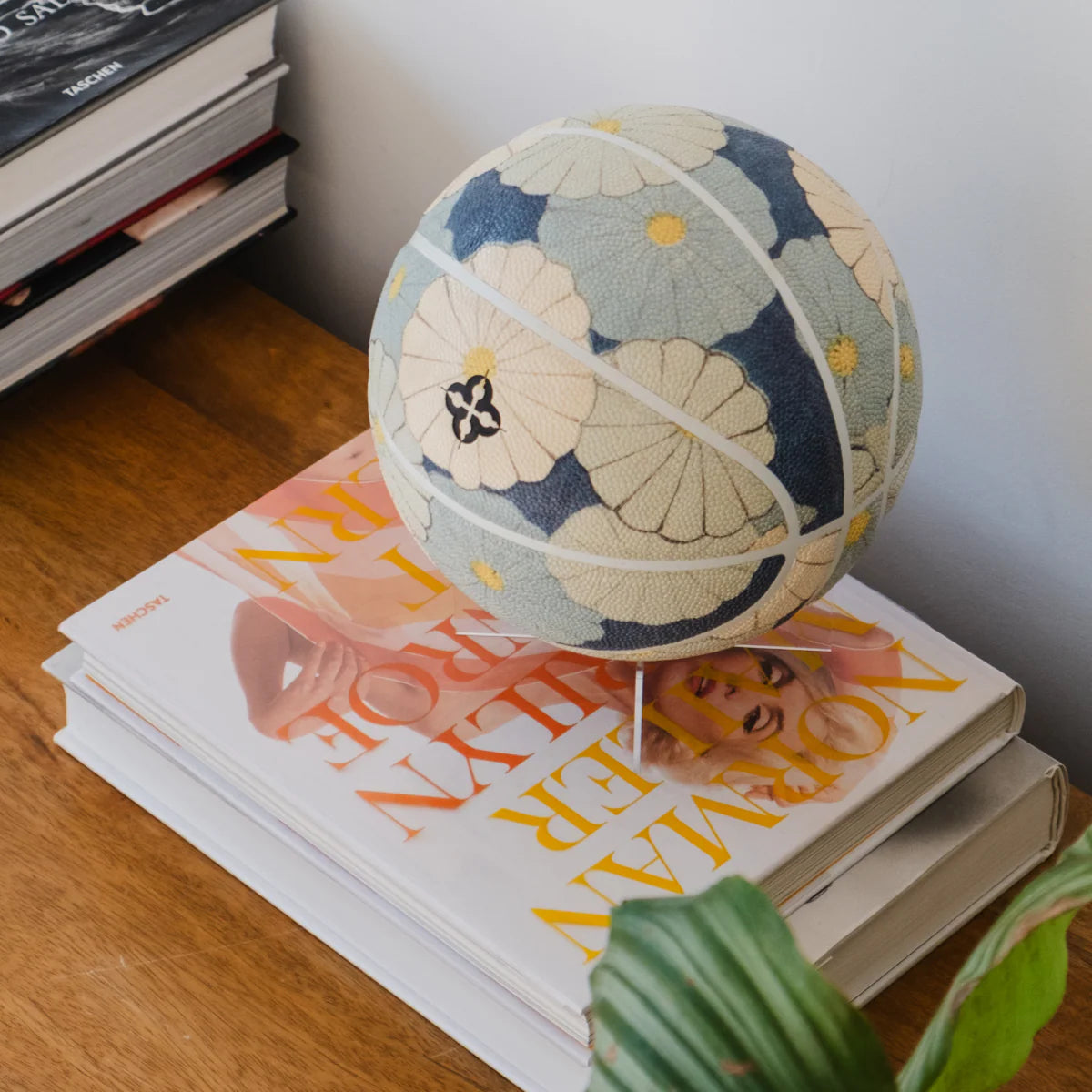 Palla da Basket Indigo posizionata sopra un mobile e dei  libri